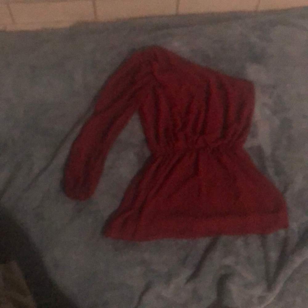 It’s a shoulder shirt from one side